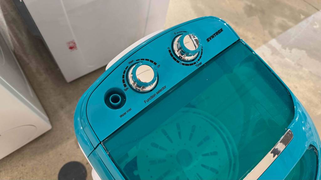 Blick auf die Einstellungsknöpfe einer getesteten kleinen Waschmaschine.