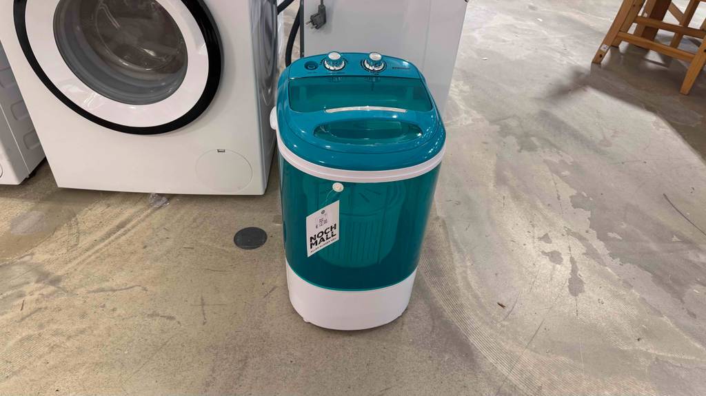 Kleine Waschmaschine im Test: Ein Gerät steht neben einer großen Waschmaschine.