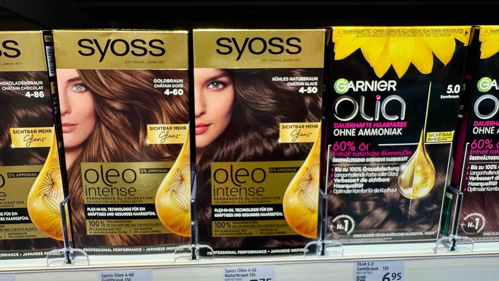 Braune Haarfarbe im Test: Mehrere unterschiedliche Töne stehen nebeneinander in einem Regal.