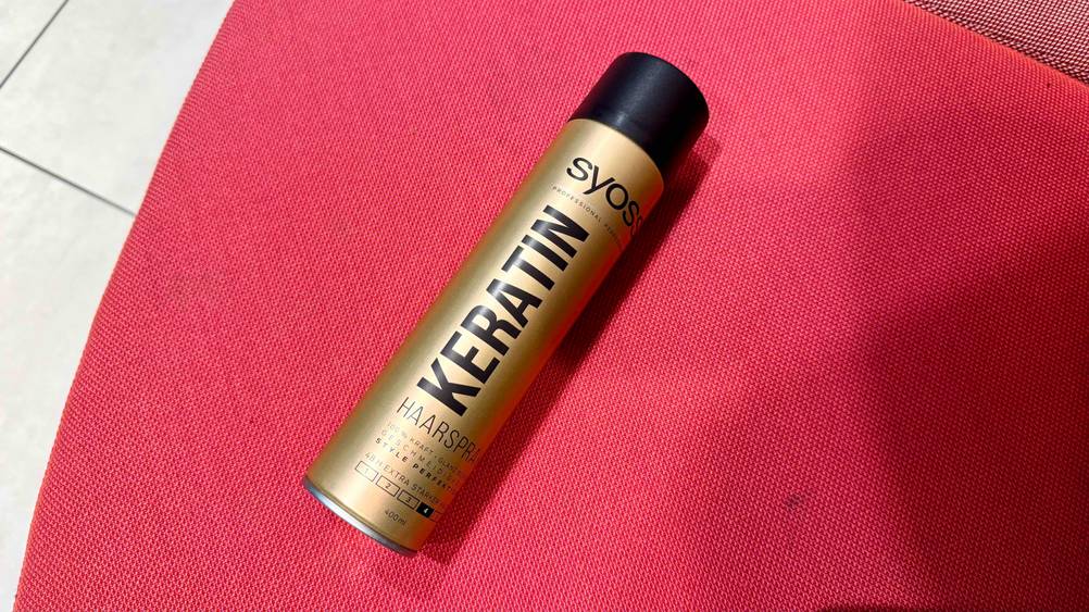 Getestet: Eine Dose Syoss-Haarspray liegt auf einem roten Teppich.