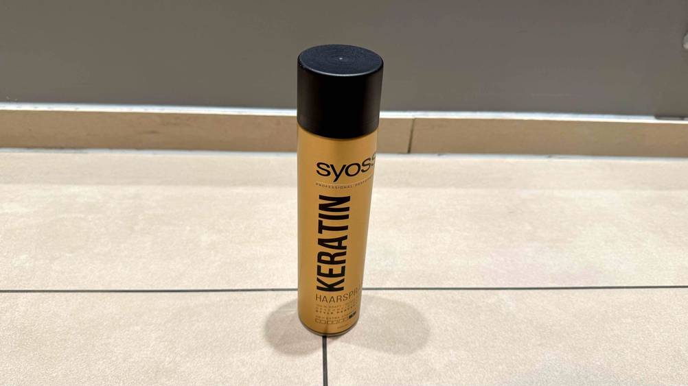 Syoss-Haarspray im Test: Nahaufnahme der Verschlusskappe einer Dose.