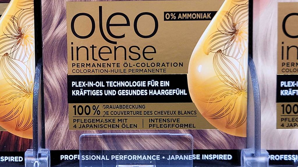 Nahaufnahme einer Packung mit getesteter Haarfarbe von Syoss.