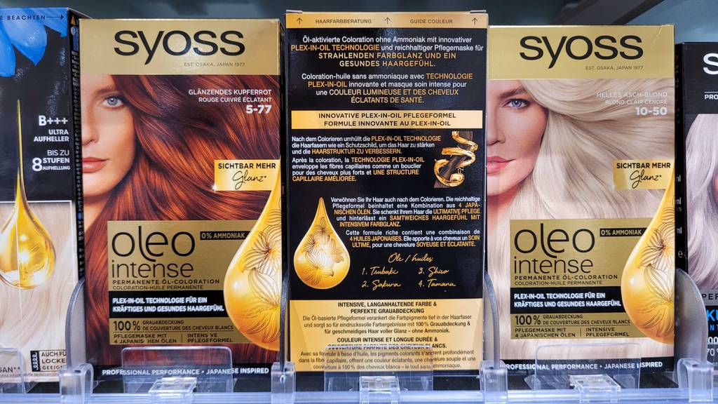 In einem Drogeriemarktregal stehen mehrere Packungen mit getesteter Haarfarbe von Syoss.