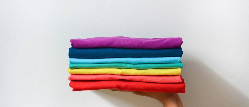 Beim Siebdruck wird Farbe durch ein vorbereitetes Sieb auf das Textil übertragen. Dadurch unterscheidet sich die Produktion deutlich von digitalen Verfahren.