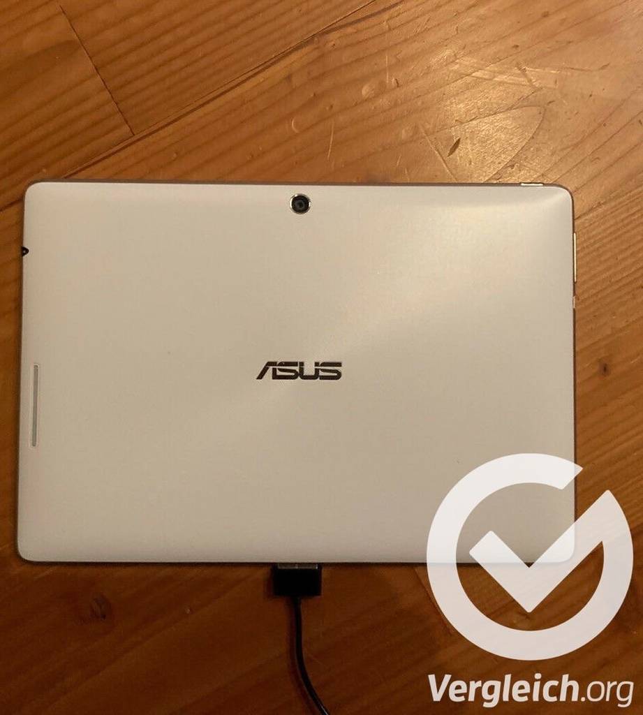 Ein getestetes Asus-Tablet liegt angeschlossen auf dem Boden.