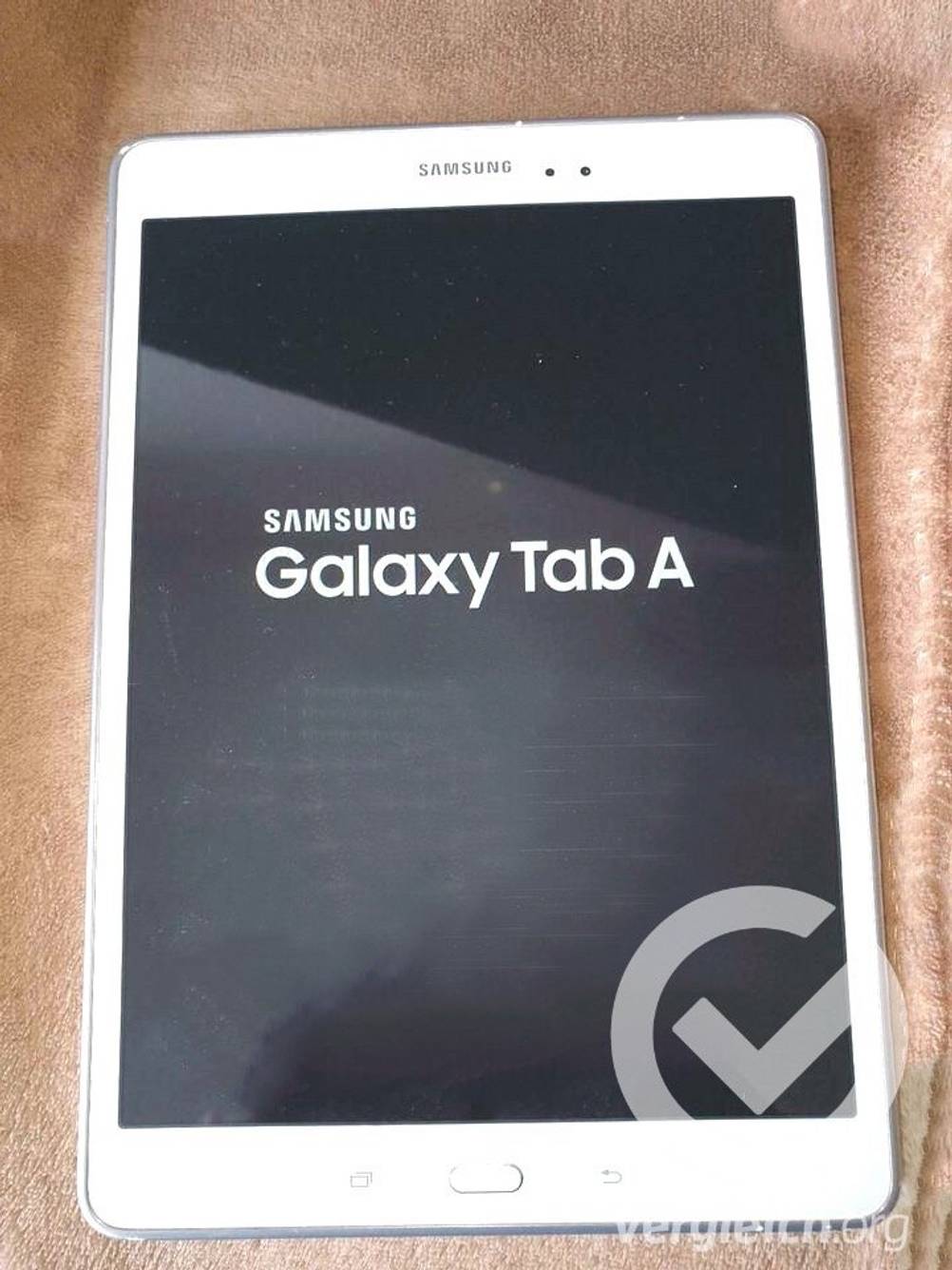 Ein Samsung Galaxy Tab A Tablet im Test liegt auf einer Decke.