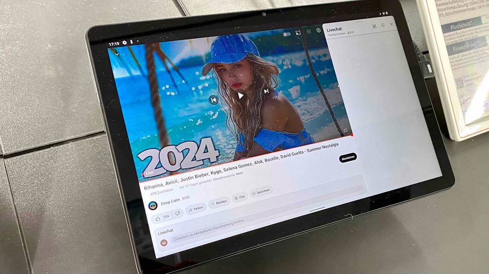 Ein getestetes 10 Zoll großes Tablet liegt auf einer Ausstellungsfläche mit Fliesen.