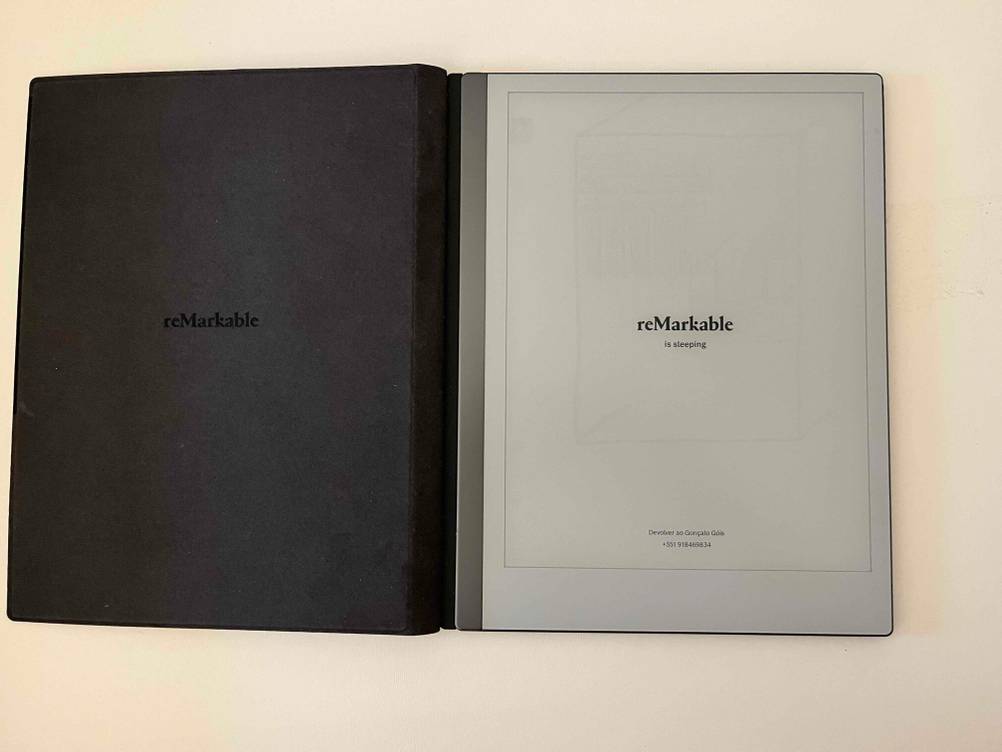 Im Test: Ein 11-Zoll-Tablet in seiner geöffneten Schutzhülle auf einer hellen Fläche.