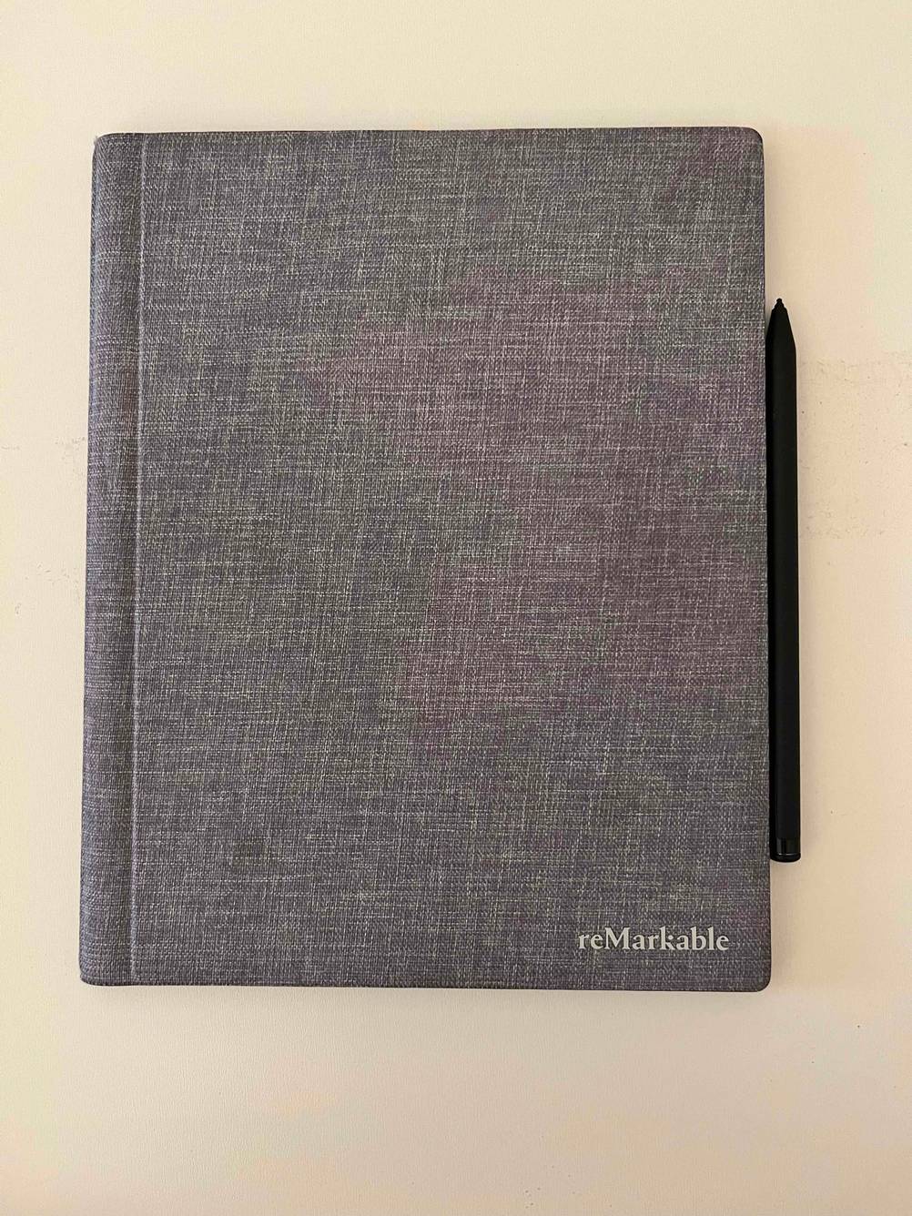 Ein getestetes 11-Zoll-Tablet in einer Schutzhülle auf einer hellen Fläche, daneben ein Stift.