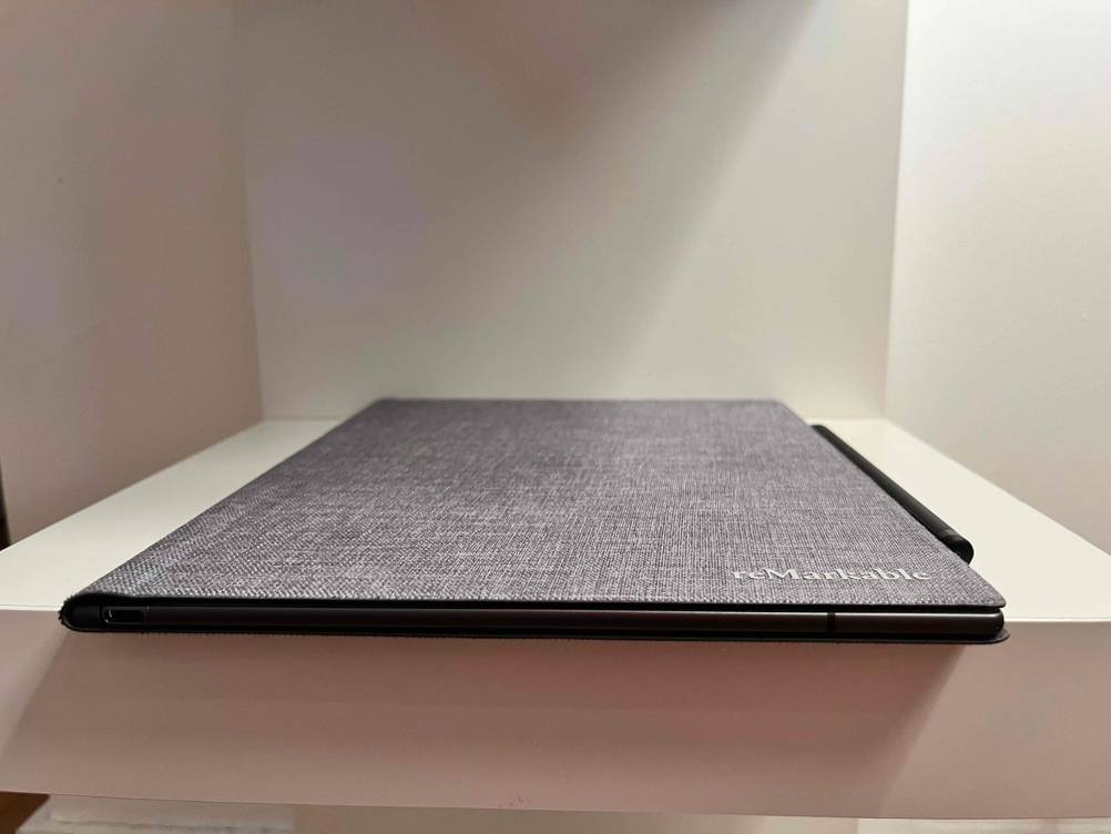 In einem Regal befindet sich ein getestetes Tablet mit einer Displaygröße von 11 Zoll.
