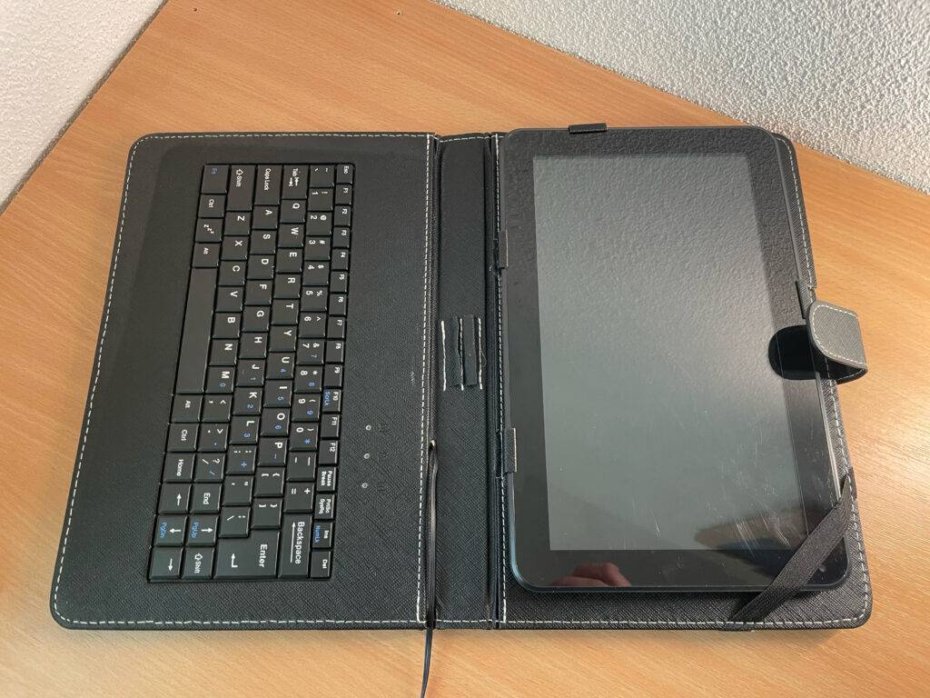 Tablet bis 150 Euro im Test: Ein Gerät liegt mit Tastatur in offener Hülle auf einem Holztisch.
