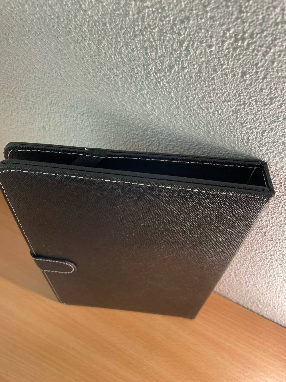 Blick von oben auf die Hülle eines getesteten Tablet bis 150 Euro.