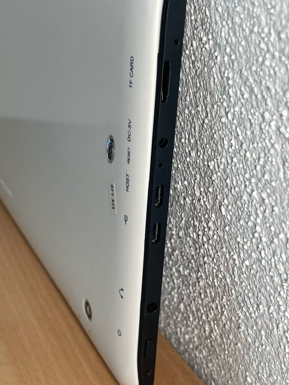 Blick auf die Anschlüsse eines getesteten Tablet bis 300 Euro.