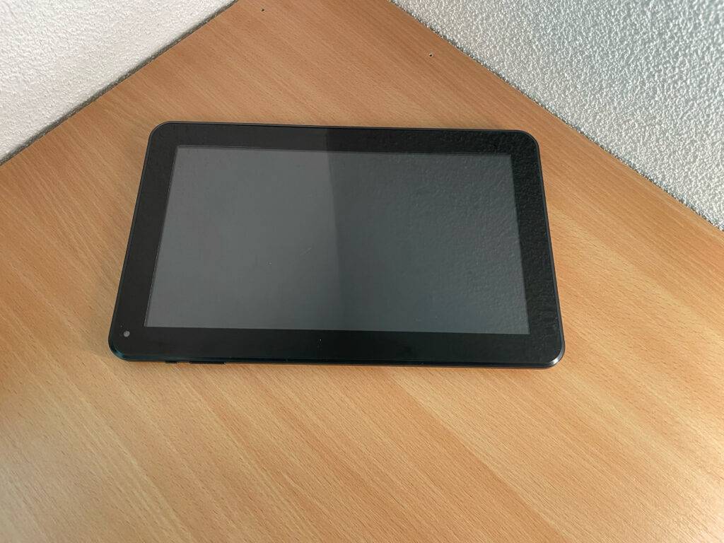 Getestet: Ein Tablet bis 300 Euro liegt ausgeschaltet auf einem Holztisch.