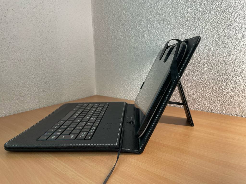 Seitenansicht eines aufgestellten Tablet bis 300 Euro im Test.