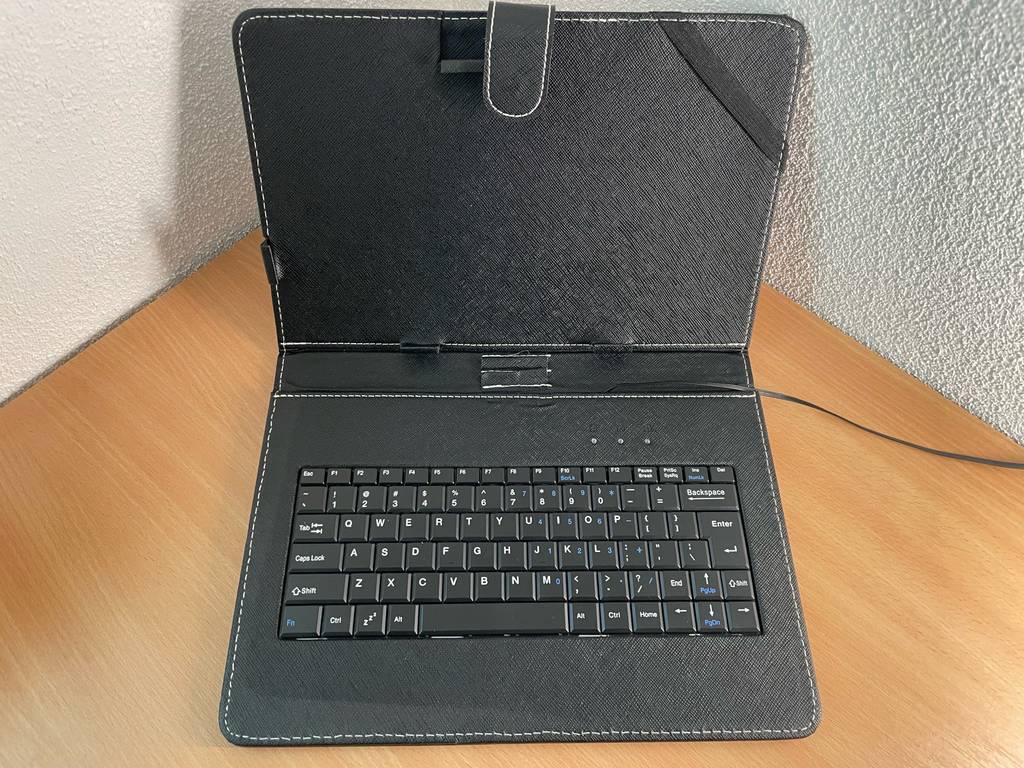 Tablet bis 300 Euro im Test: Ein Gerät steht eingeklemmt in einer Hülle auf einem Holztisch.