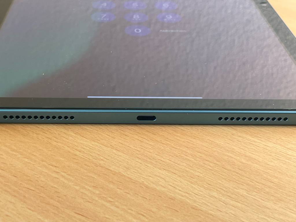 Nahansicht der Ladebuchse eines getesteten Tablet bis 500 Euro.