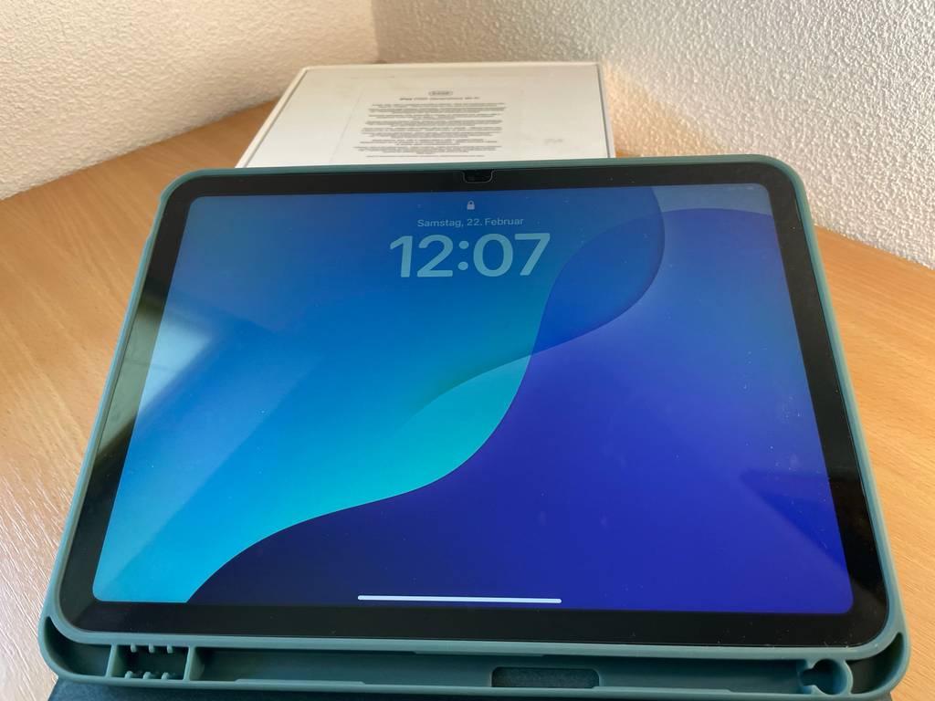 Tablet bis 500 Euro getestet: Auf dem eingeschalteten Display ist die Uhrzeit angegeben.