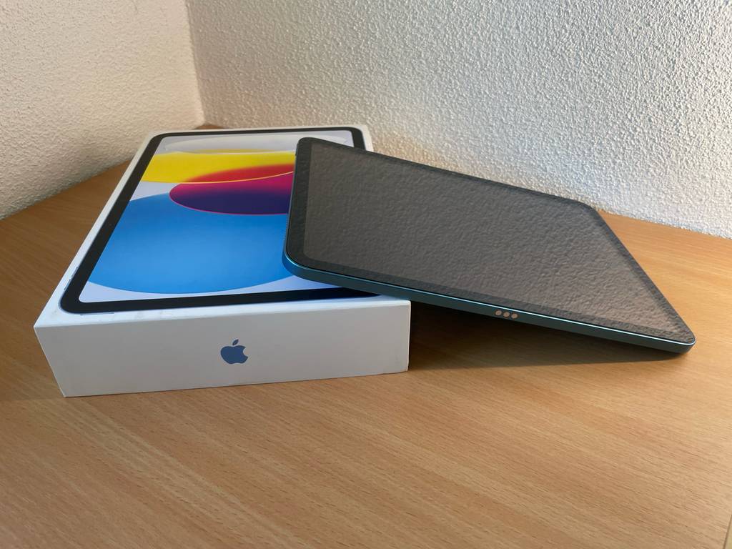 Ein Tablet bis 500 Euro liegt zum testen halb auf dem Originalkarton.