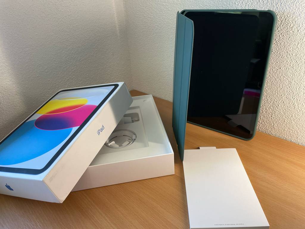 Im Test: Ein Tablet bis 500 Euro steht hinter der geöffneten Originalverpackung.