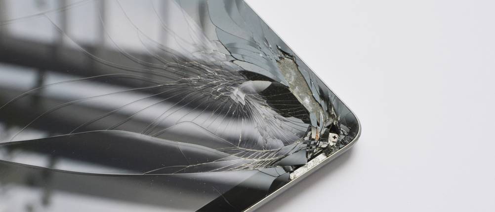 Tablet-Versicherungen im Vergleich: Die Ecke des Displays eines Tablets ist zersplittert.