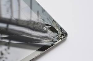 Tablet-Versicherungen im Test: Die Ecke des Displays eines Tablets ist zersplittert.