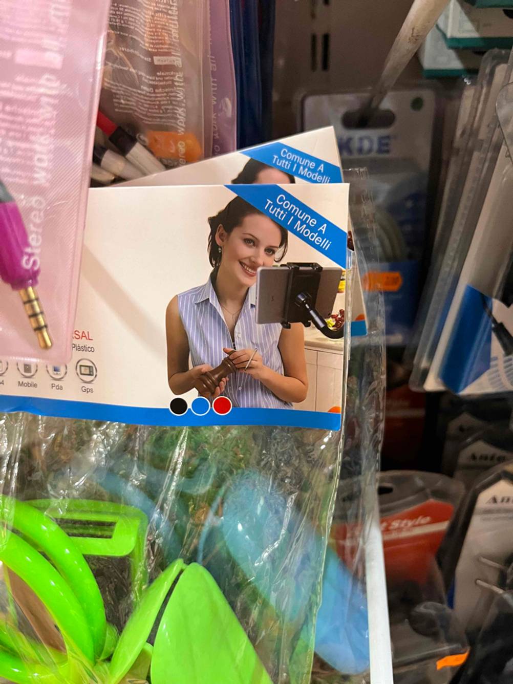 Nahaufnahme des Fotos zur Anwendung einer getesteten Tablet-Halterung auf der Originalverpackung.