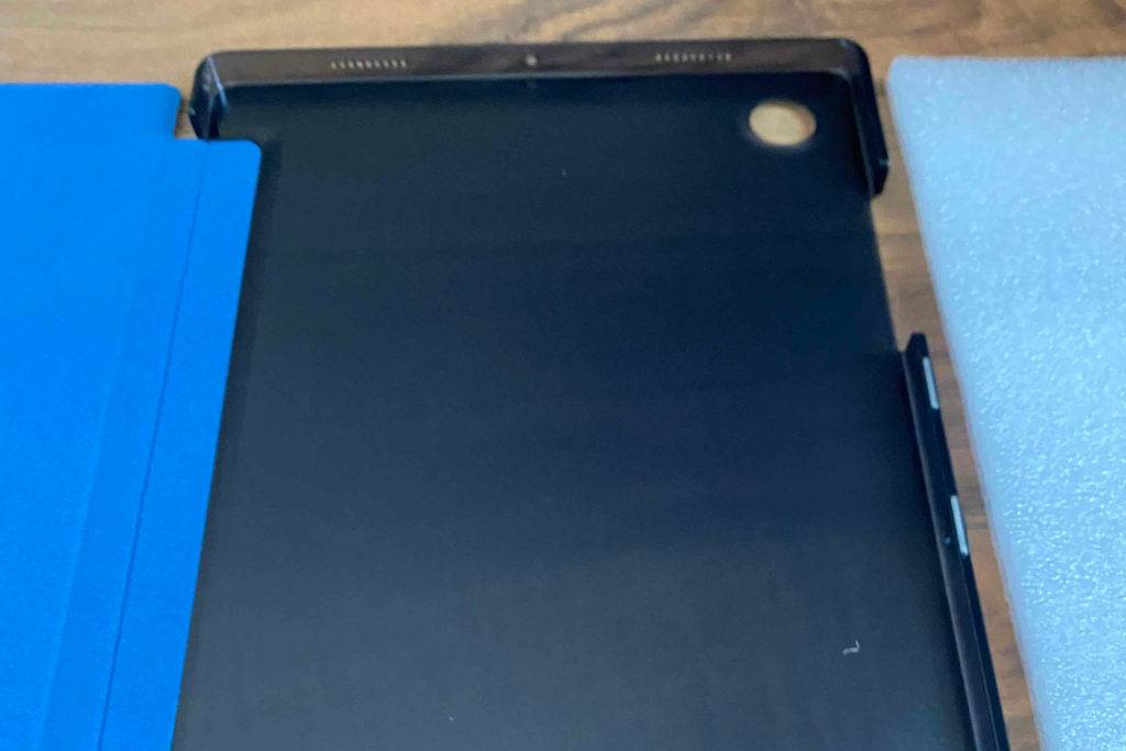 Die getestete Tablet-Hülle liegt auf einem Untergrund aus Holz.