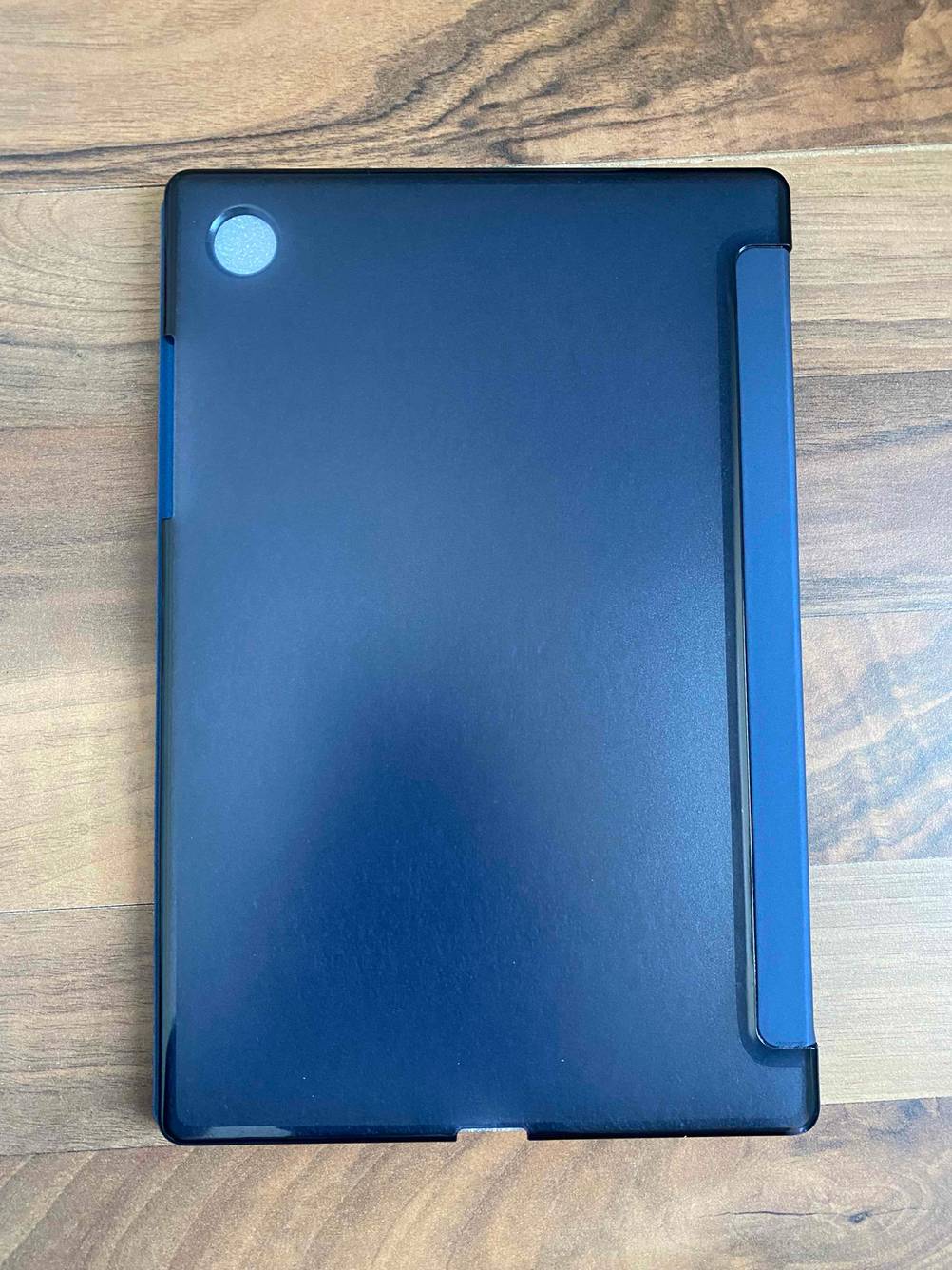 Im Test: Eine Tablet-Hülle mit der Rückseite nach oben auf einem Holztisch.