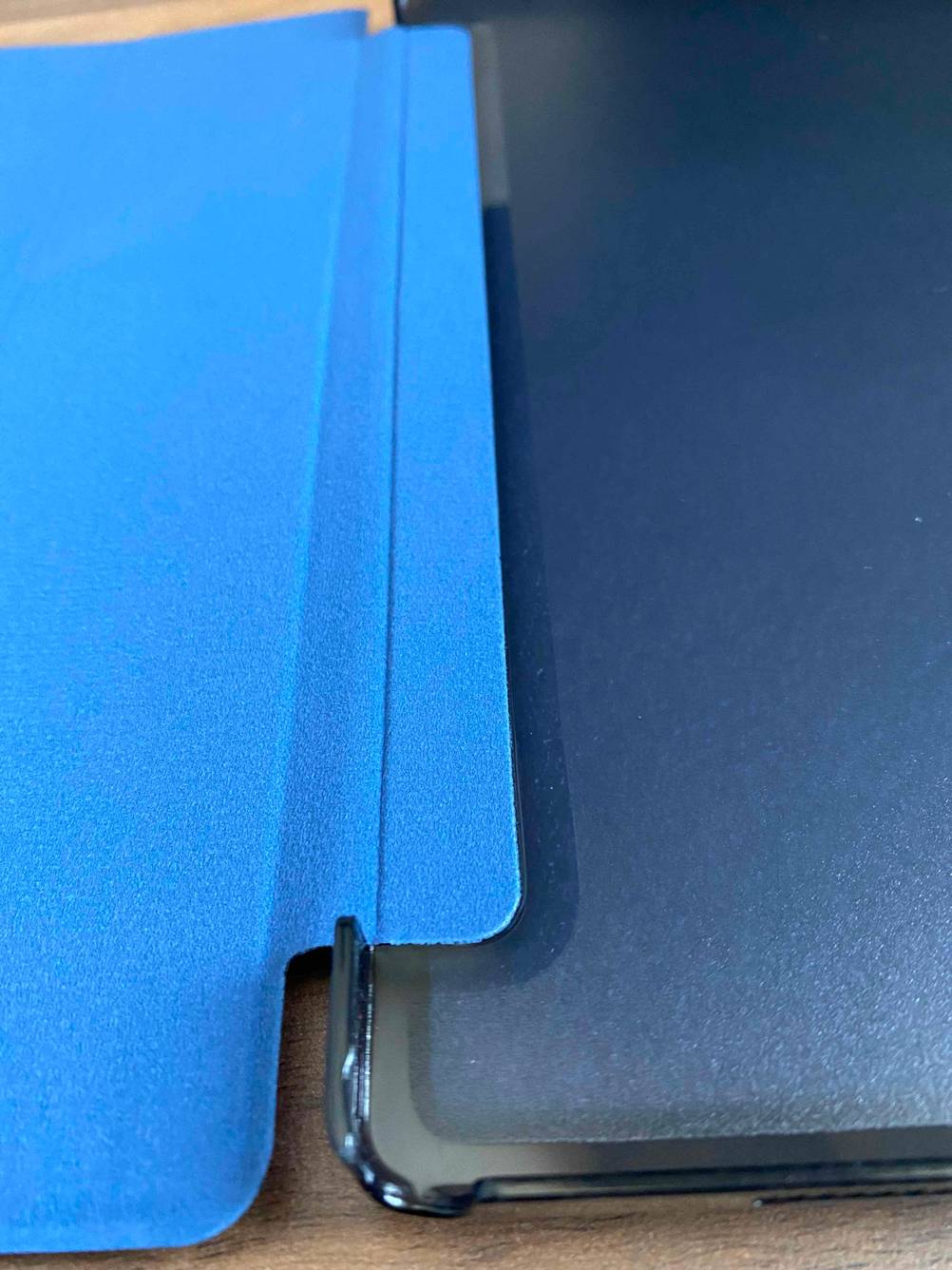 Tablet-Hülle getestet: Nahaufnahme der Verbindung zwischen Case und Deckel.