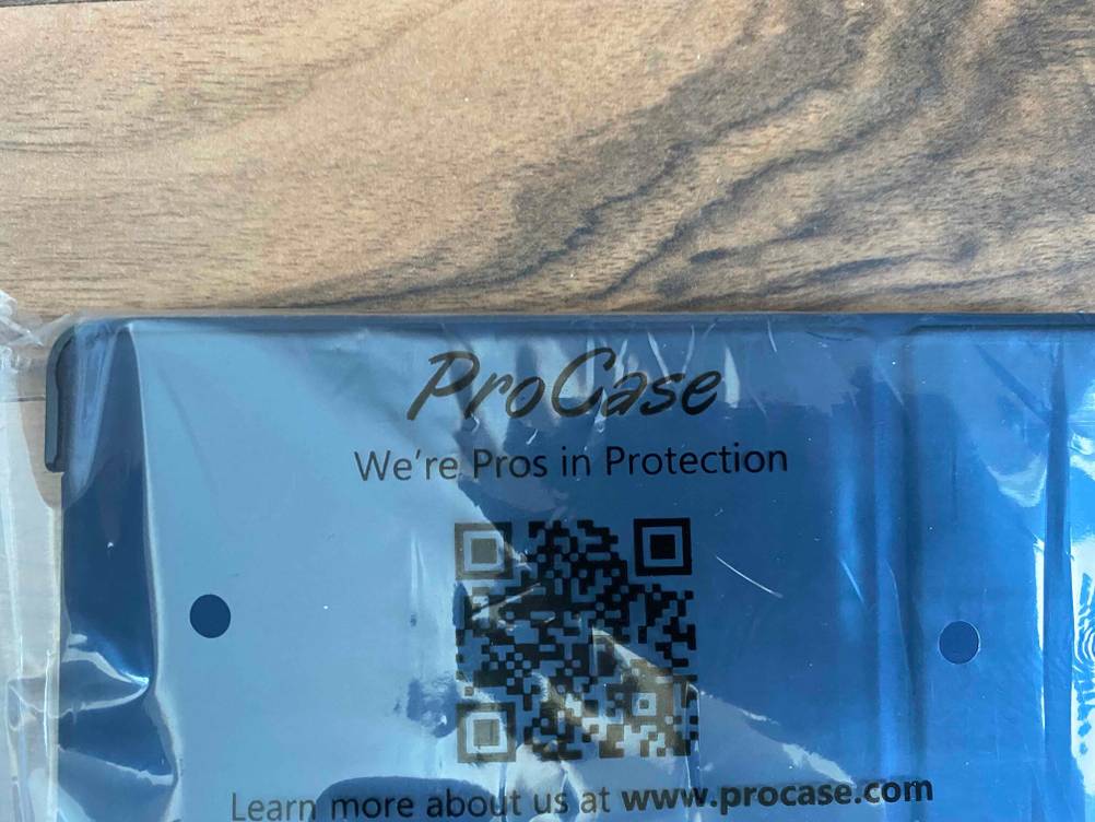 Nahaufnahme der Verpackung mit Logo und QR-Code, einer getesteten Tablet-Hülle.