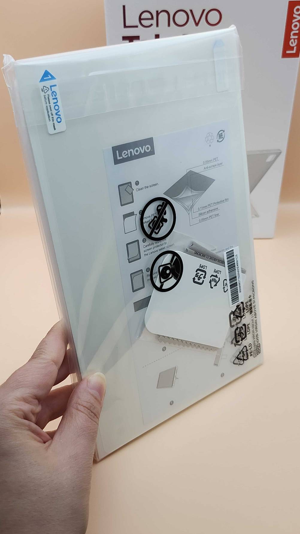 Tablet LTE im Test: Eine Hand hält ein Zubehör hoch.