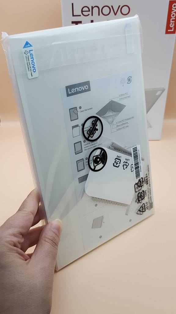 Tablet LTE im Test: Eine Hand hält ein Zubehör hoch.