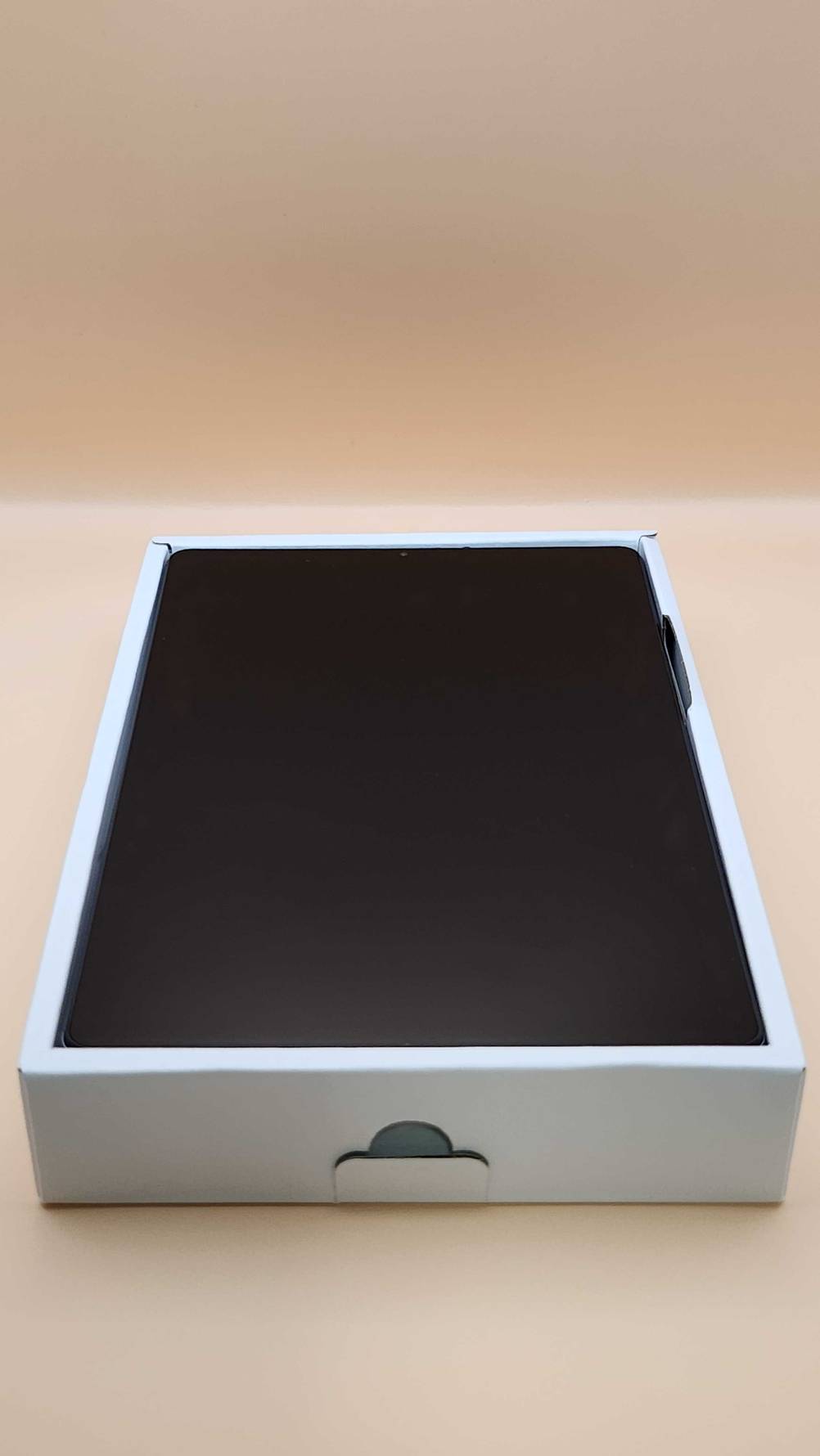 Tablet LTE getestet: Ein Gerät liegt in seiner Verpackung.