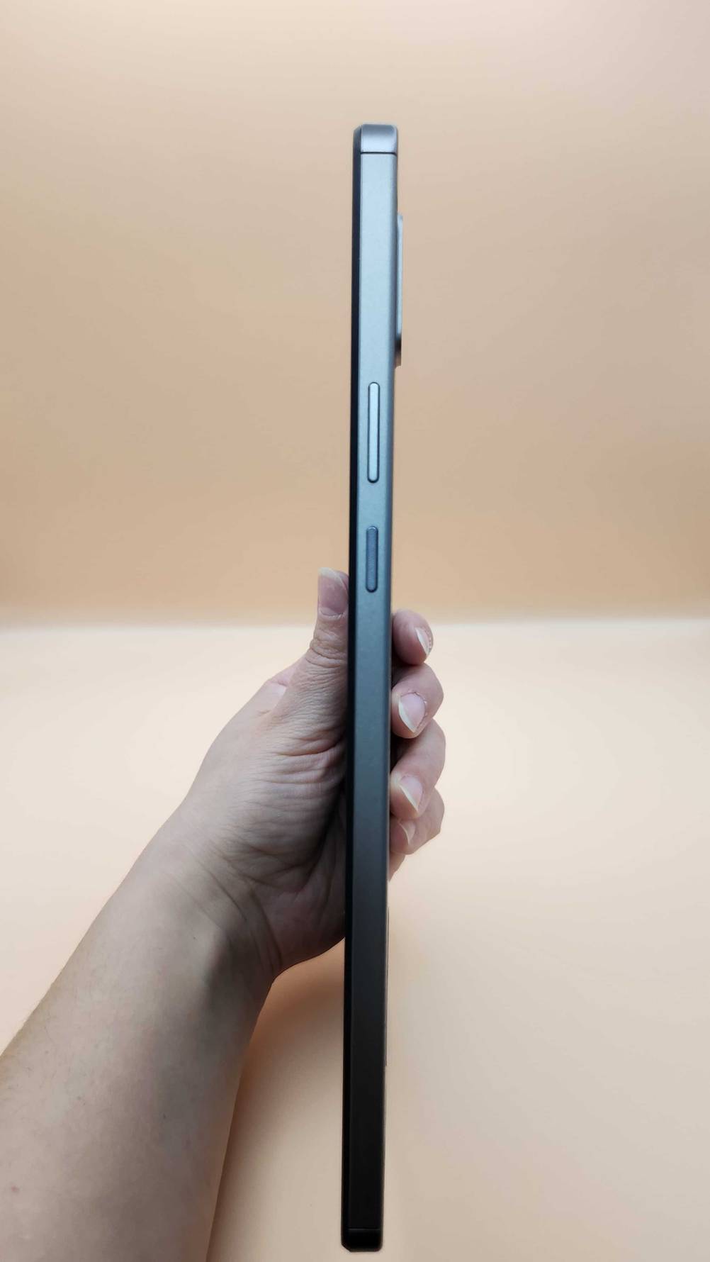 Seitenansicht des Tablet LTE im Test von einer Hand gehalten.
