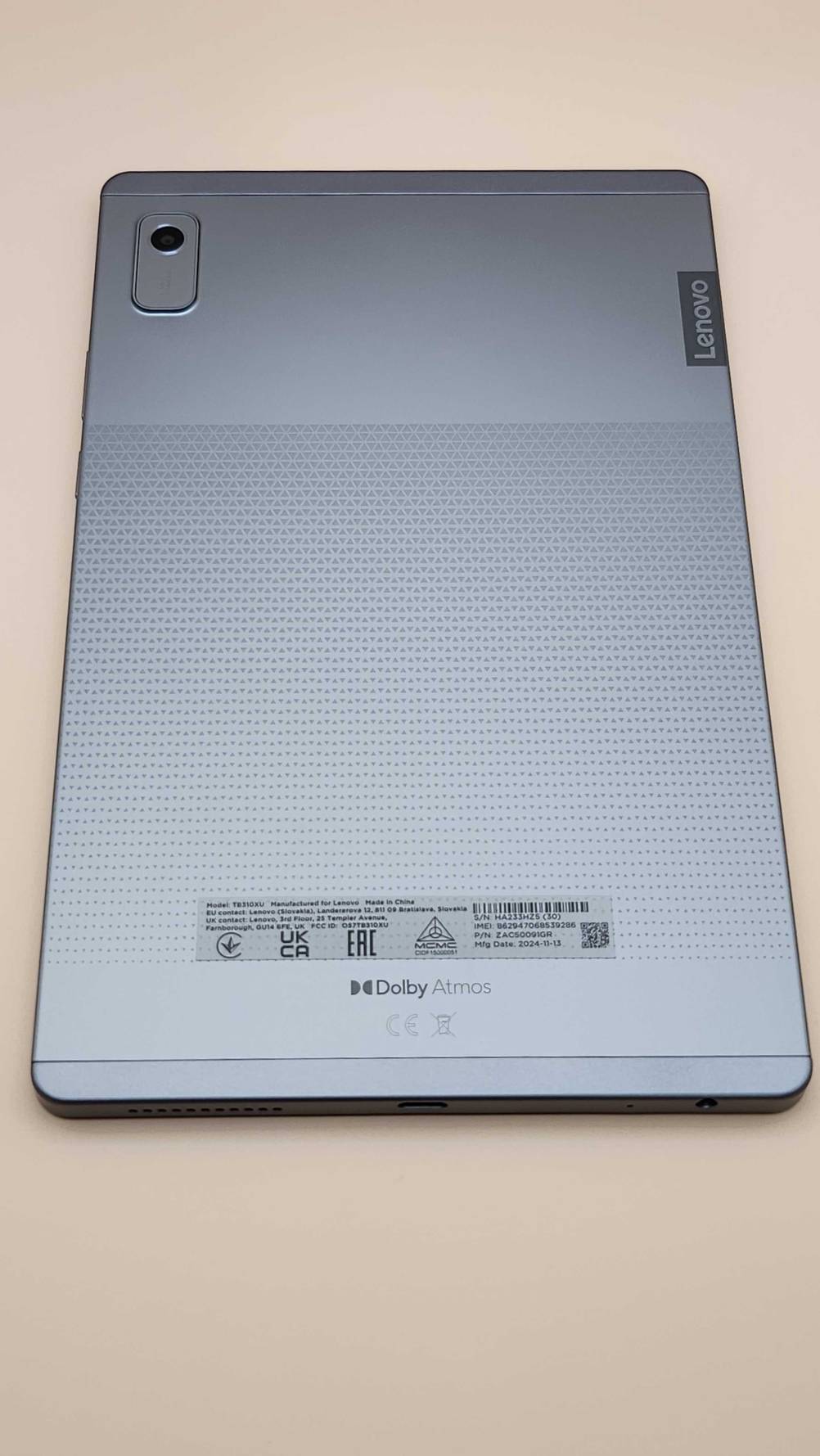 Rückseite des getesteten Tablet LTE auf einer hellen Fläche.