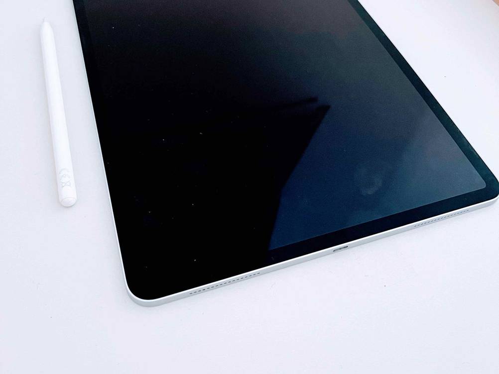 Nahaufnahme des Tablet mit Stift im Test mit Anschluss, daneben der Stift.