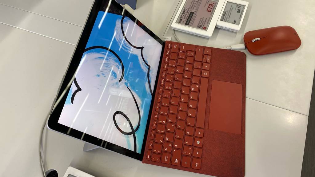 Im Geschäft befindet sich ein Ausstellungsstück von einem getestetem Tablet mit Tastatur.