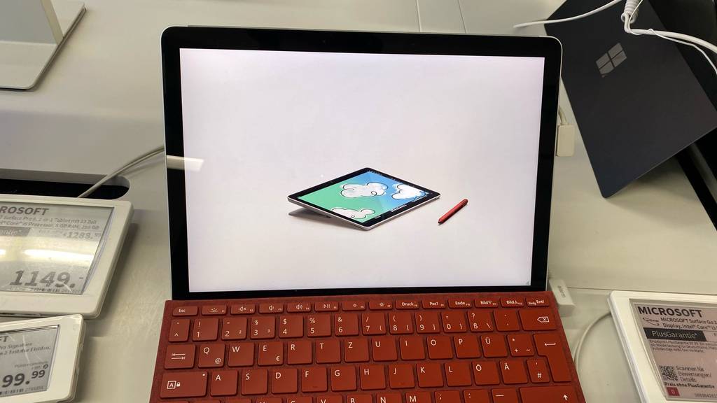 Display von einem getesteten Tablet mit Tastatur.