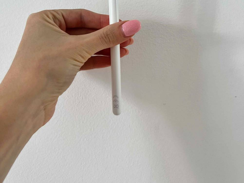Nahaufnahme der Informationen auf dem getesteten Tablet-Stifts, von einer Hand gehalten.