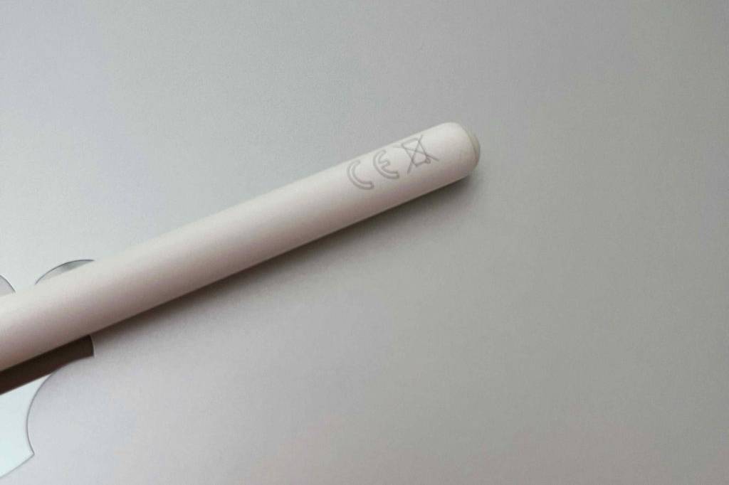 Getesteter Tablet-Stift liegt auf dem Tisch. 