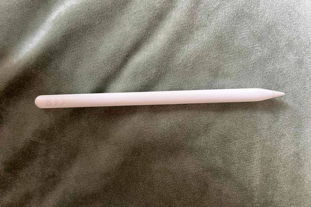 Getesteter Tablet-Stift liegt auf der Decke. 