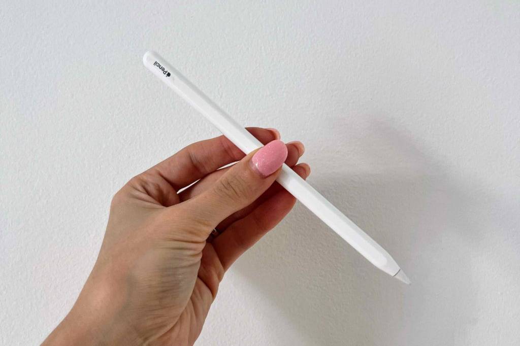 Getesteter Tablet-Stift in der Hand. 