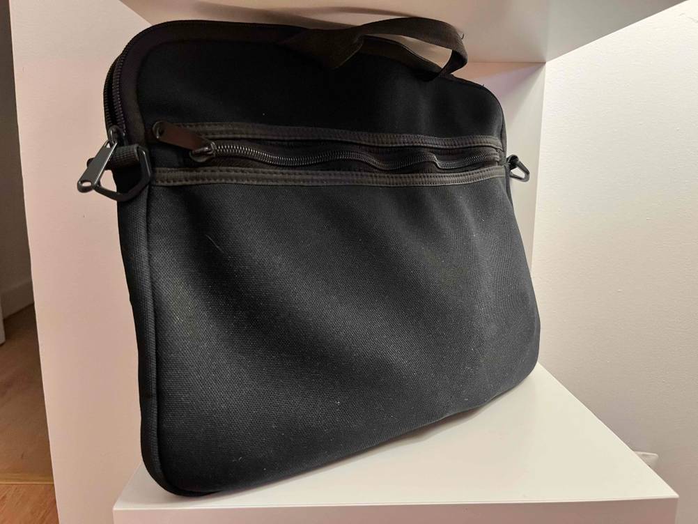 In einem Regal befindet sich eine getestete Tablet-Tasche mit Polsterung.