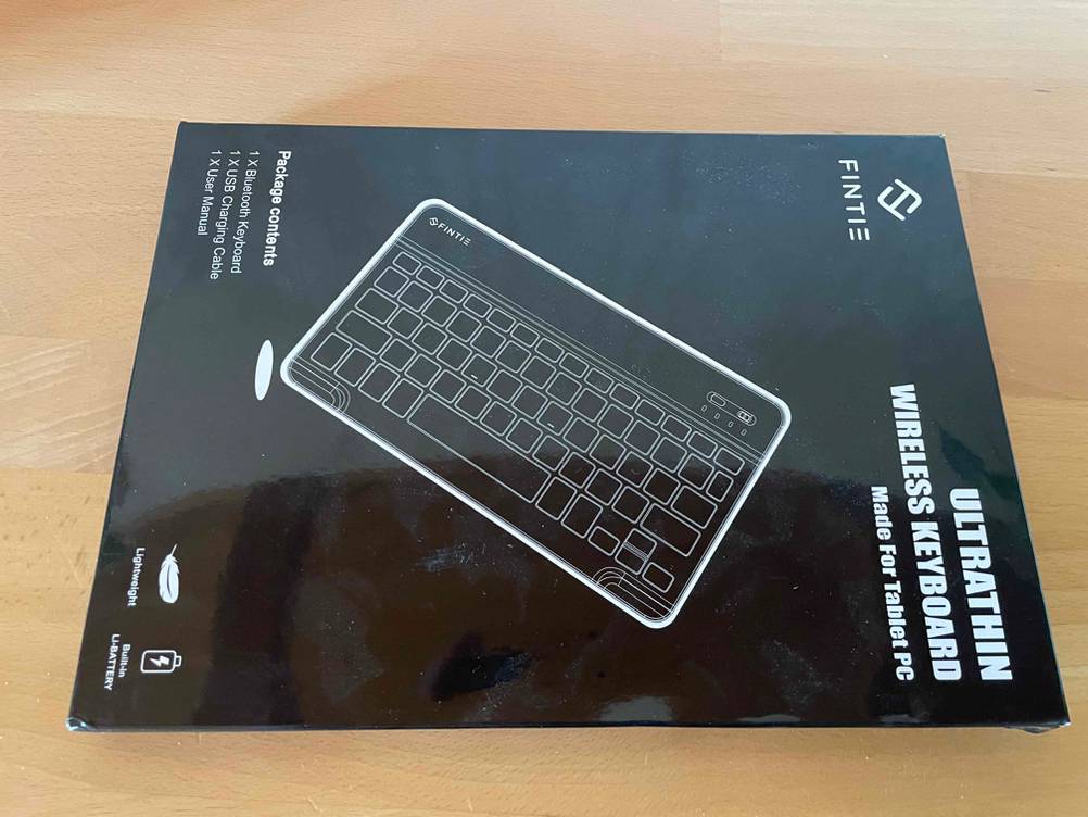 Tablet-Tastatur getestet: Eine originalverpackte Tablet-Tastatur auf einer Holzfläche.