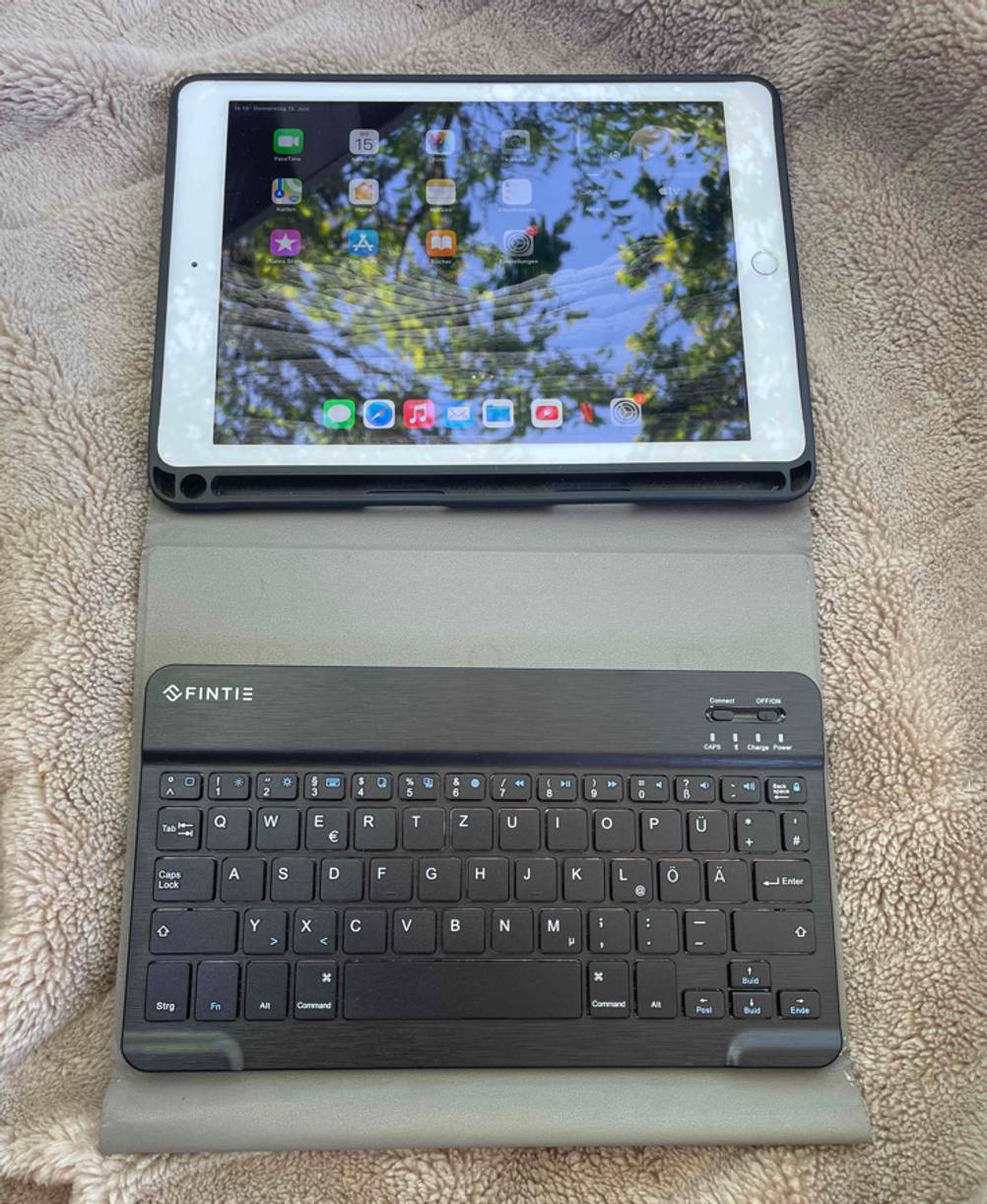 Tablet-Tastatur getestet: Unter einem Tablet befindet sich eine Tablet-Tastatur.
