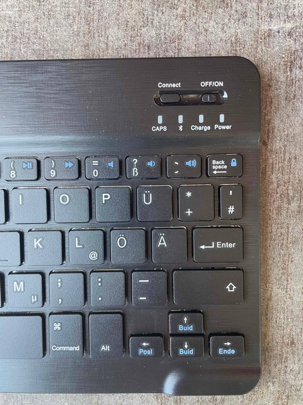 Nahaufnahme der rechten Seite einer getesteten Tablet-Tastatur mit Powerbutton.