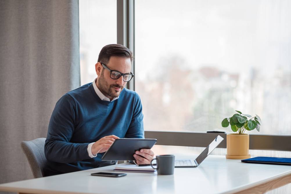Ein Mann arbeitet an einem getesteten Windows-10-Tablet