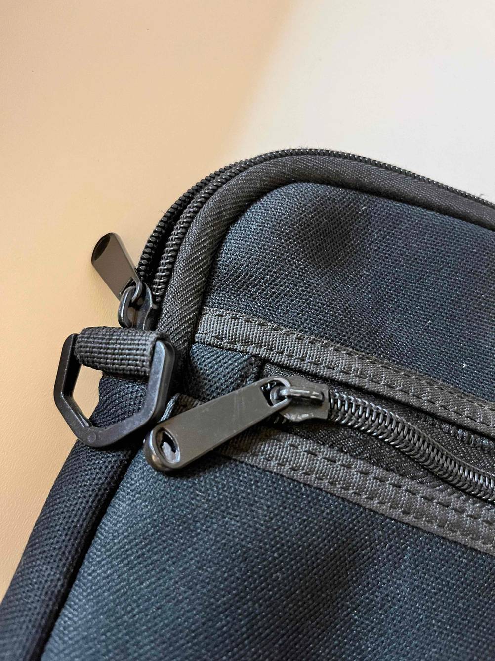 Im Test: Reißverschluss und Material einer schwarzen Tablet-Tasche im Detail.
