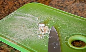tablettenteiler-test: schlechte teilung mit dem messer